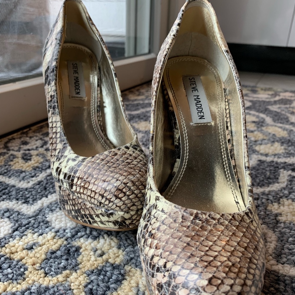 STEVE MADDEN snakeskin pumps!